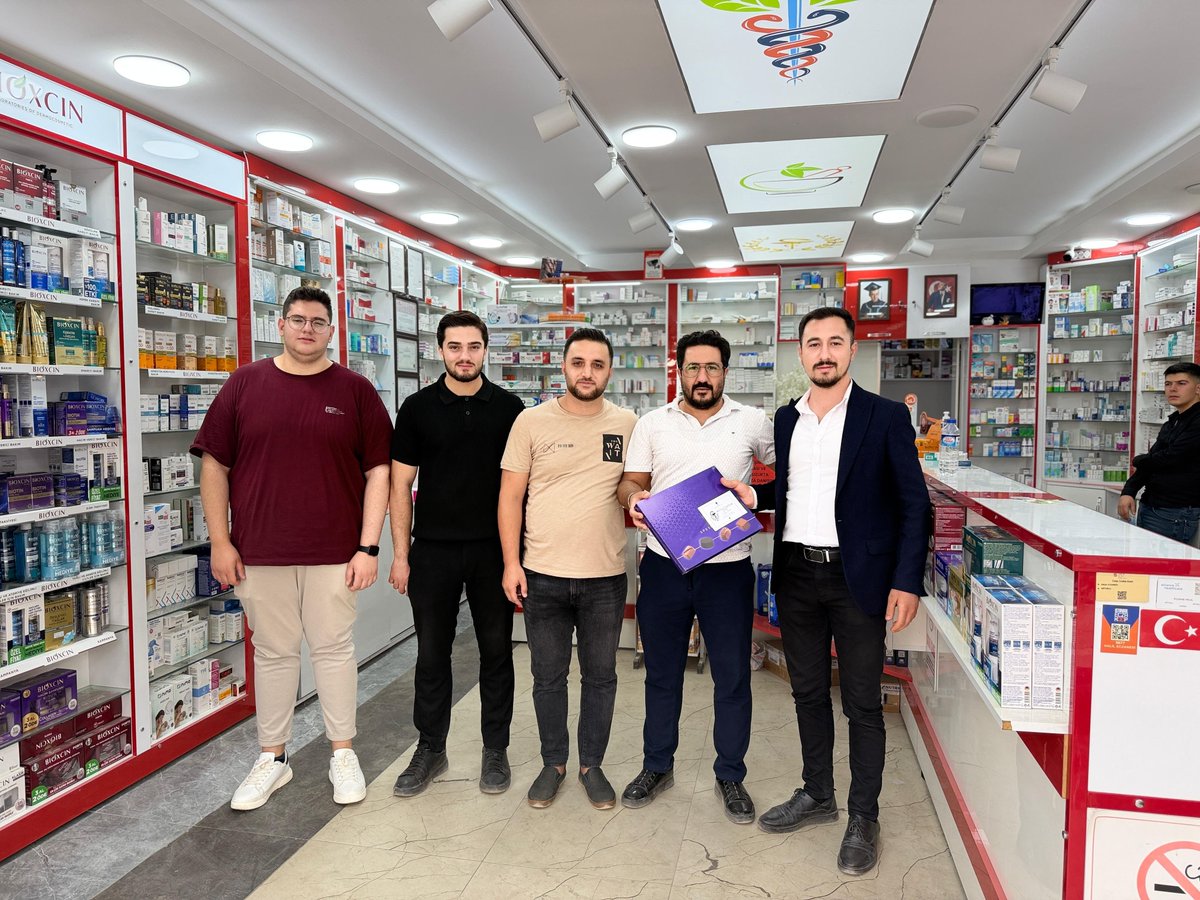 AKGenclikMardin's tweet photo. 📍 25 Eylül Dünya Eczacılar Günü

Mardin İl Gençlik Kolları Sağlık Politikaları Başkanlığı olarak, Dünya Eczacılar Günü münasebetiyle eczacılarımızı ziyaret ederek günlerini kutladık.

Nazik karşılamaları için teşekkür ediyor, tüm eczacılarımızın Dünya Eczacılar Günü’nü kutluyoruz.