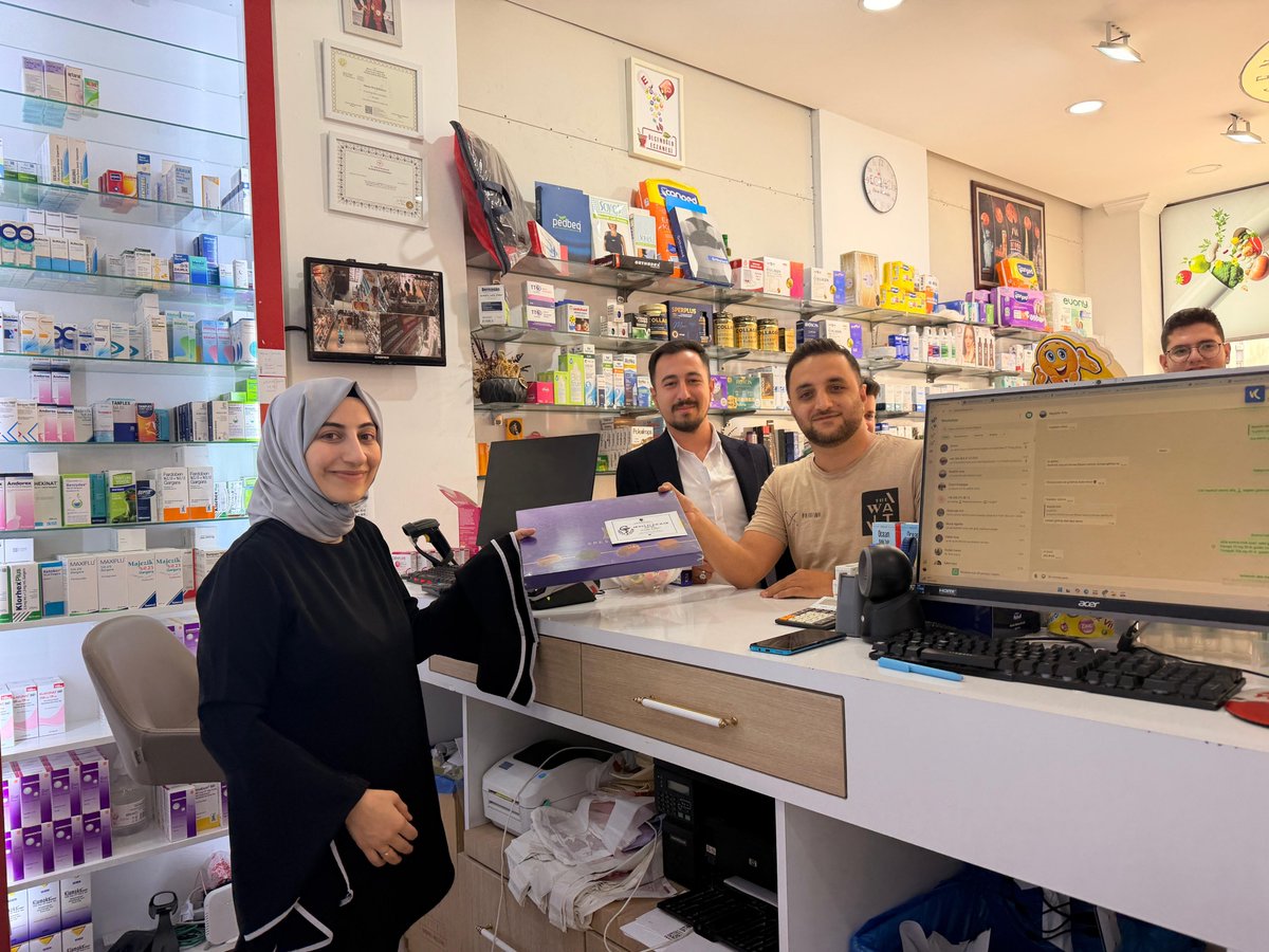 AKGenclikMardin's tweet photo. 📍 25 Eylül Dünya Eczacılar Günü

Mardin İl Gençlik Kolları Sağlık Politikaları Başkanlığı olarak, Dünya Eczacılar Günü münasebetiyle eczacılarımızı ziyaret ederek günlerini kutladık.

Nazik karşılamaları için teşekkür ediyor, tüm eczacılarımızın Dünya Eczacılar Günü’nü kutluyoruz.