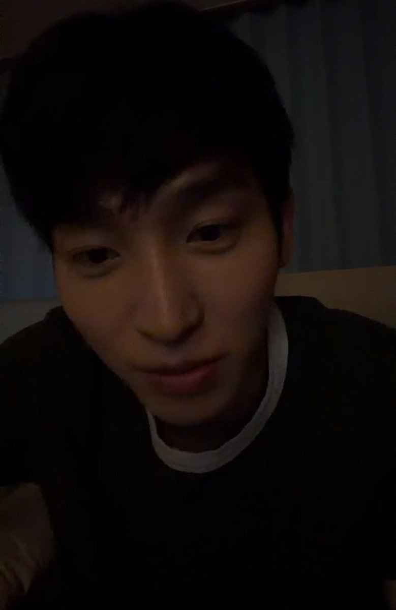 deobimom's tweet photo. sangyeon says he tried to call eric to ask him how to go live but he didnt answer so he messaged the gc and kevin answered him ♡

#THEBOYZ #더보이즈
#SANGYEON #상연 https://t.co/ebrv81tX3K