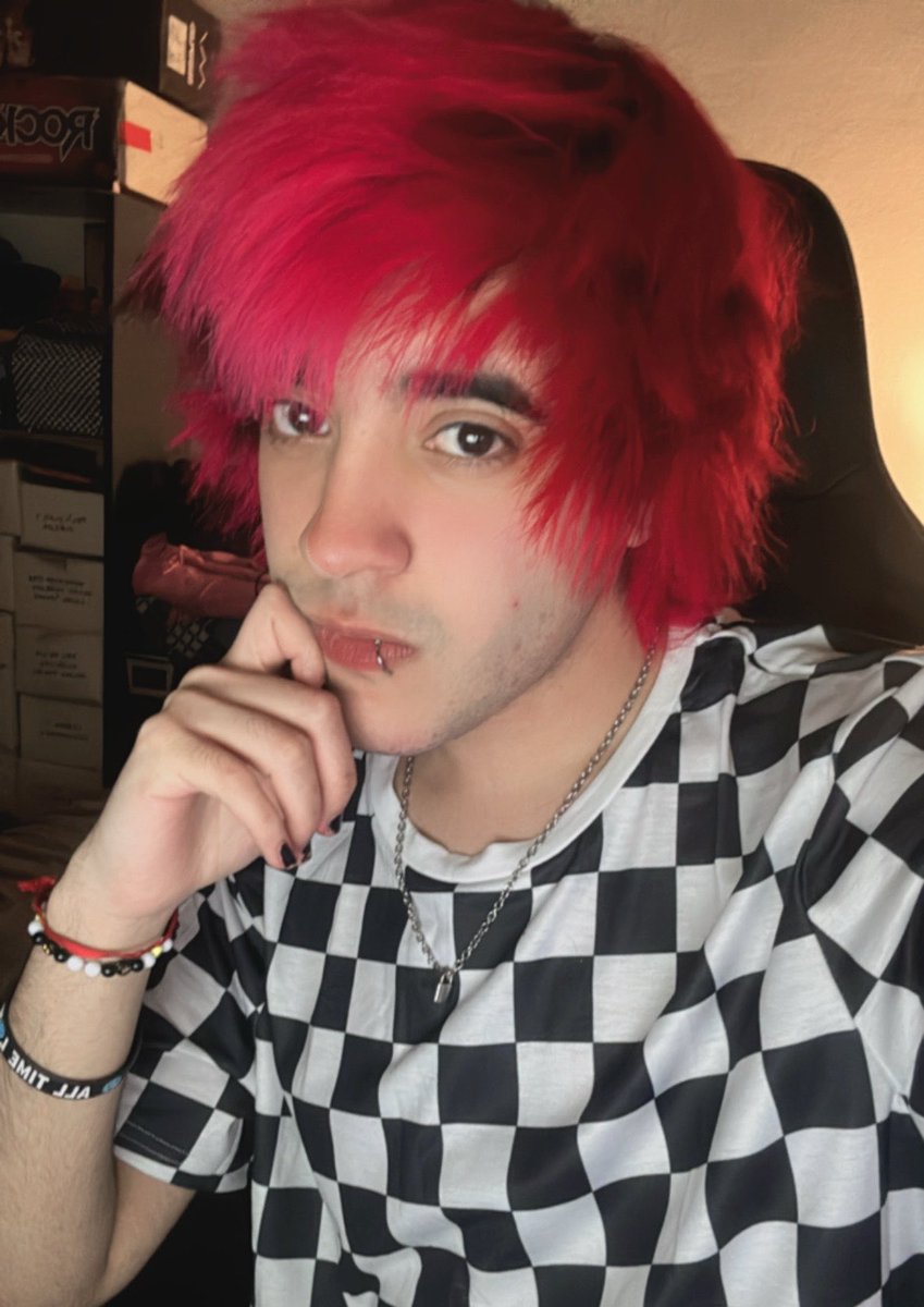 NotDelonge's tweet photo. tomi pelo rojo porq me aparecio en mi galería lol https://t.co/oRF8jeZxwi
