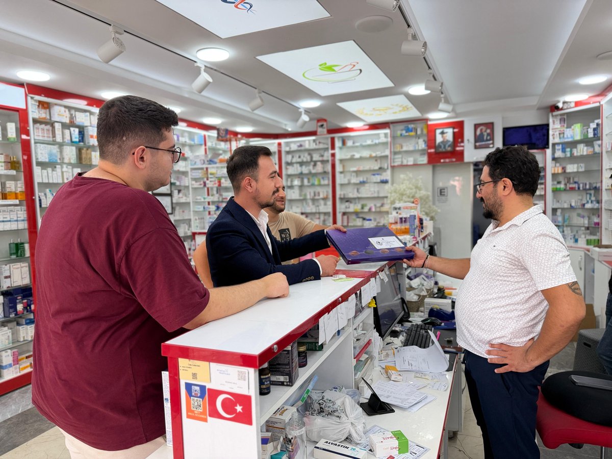 AKGenclikMardin's tweet photo. 📍 25 Eylül Dünya Eczacılar Günü

Mardin İl Gençlik Kolları Sağlık Politikaları Başkanlığı olarak, Dünya Eczacılar Günü münasebetiyle eczacılarımızı ziyaret ederek günlerini kutladık.

Nazik karşılamaları için teşekkür ediyor, tüm eczacılarımızın Dünya Eczacılar Günü’nü kutluyoruz.