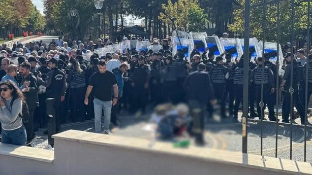ToplumsalMht183's tweet photo. Bugun bu ülkede bir emekli yurttaş, Anayasa Mahkemesi (AYM) önünde “Geçinemiyoruz” diyerek silahla kendini vurdu.