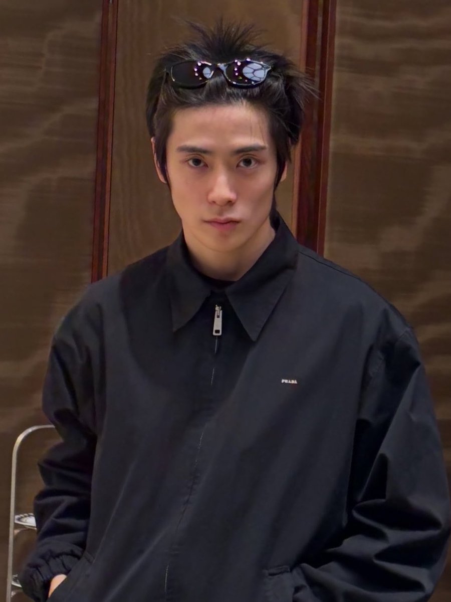 snowbluebu's tweet photo. ชั้นแพ้ให้หนุ่ม Prada คาดแว่นทุกทีเลย ㅠ ㅠ https://t.co/Rq8HaQCXJY