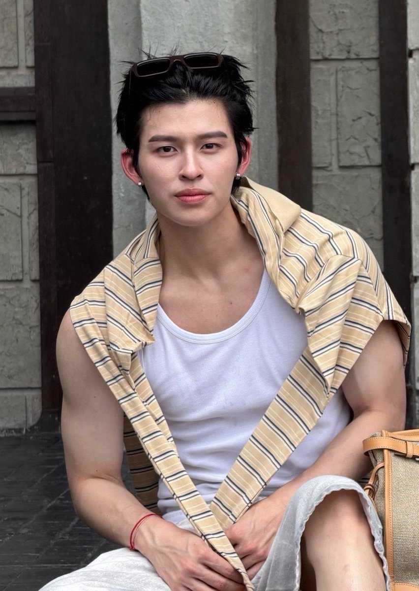 snowbluebu's tweet photo. ชั้นแพ้ให้หนุ่ม Prada คาดแว่นทุกทีเลย ㅠ ㅠ https://t.co/Rq8HaQCXJY