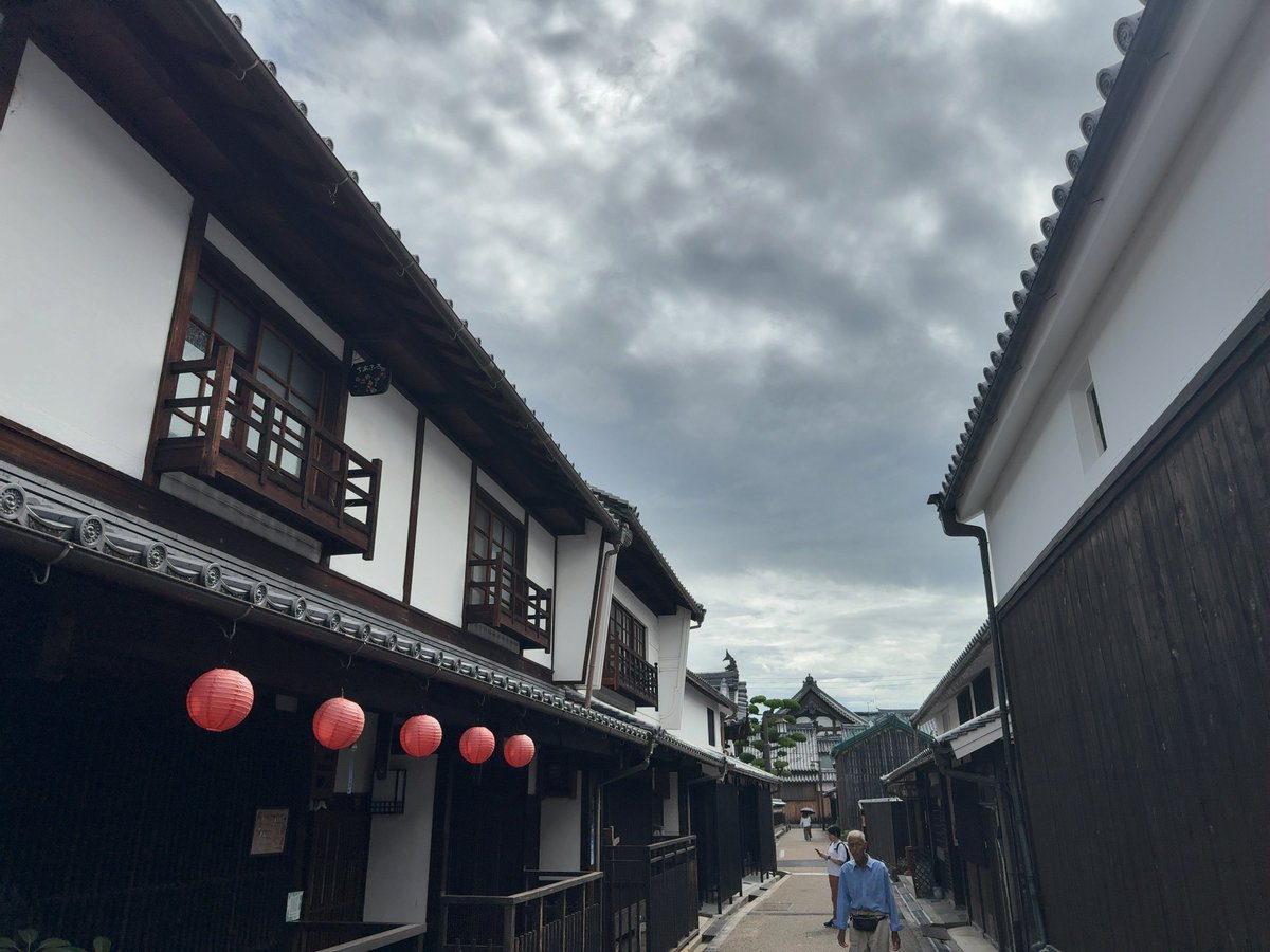 bushou_mono's tweet photo. 今井の街並みを見に行った際、近くの大和八木駅前の「だんご庄」さんで食べましたが、これまで食べたことのないレベルで美味しかったのでお勧め

10本といわず20本ぐらい買って帰れば良かった

付属の追いきな粉は単体で持ち歩くと怪しまれるのでご注意 https://t.co/mRX0d8dNir
