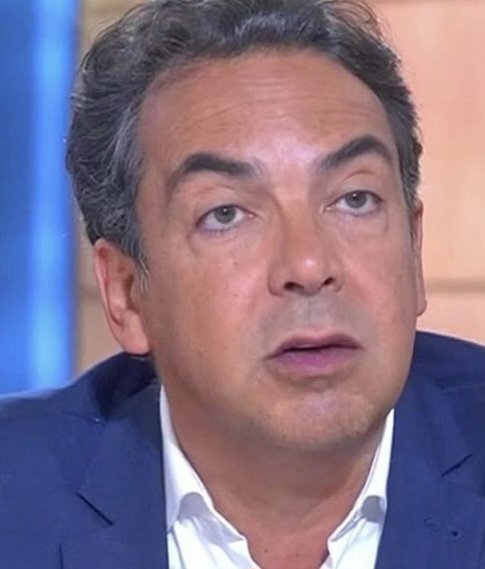 DavidBorie4's tweet photo. Tu vas chercher quelqu'un à l'aéroport que t'as jamais vu tu demandes comment je vais le reconnaitre? T'inquiète pas celui-là il a une gueule de con tu peux pas le louper. https://t.co/e3Xu7dkQCd