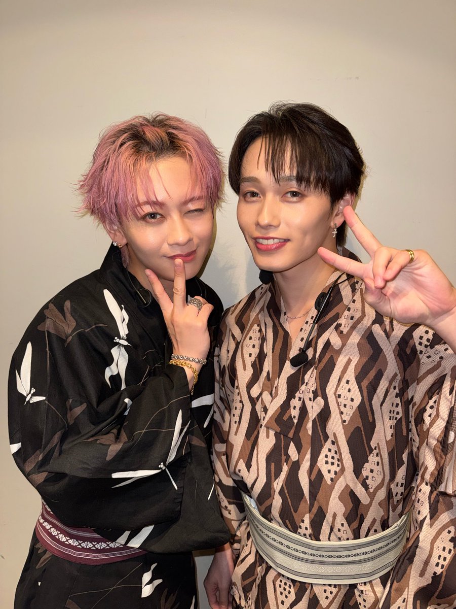 characharagohan's tweet photo. 【10 万人記念】チャーはんがパラパラと達成記念イベントしたら楽しすぎる未来しか見えないww

無事東京・大阪公演終了いたしました！🗼🐙

グッズの制作から始まりあっという間の準備期間、そして今日を迎え、来てくださったパラパラみんなのお顔を見ることができて達成感でいっぱいのチャーはんです✌️🍚
皆さま本当にありがとうございました！

またこうしてみんなで会える機会を楽しみに、チームチャーはんワクワクしながら突き進んでいきましょう🥳

そして東京、大阪とMCを務めてくださった #森本しんたろう さん、本当に本当にありがとうございました！🙇
@MORIMOTOinfo @oishiikabegami 

#超チャーはん #シューヤ #マサヒロ