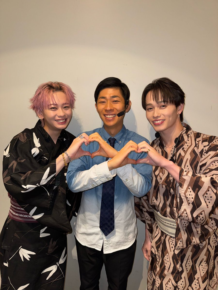 characharagohan's tweet photo. 【10 万人記念】チャーはんがパラパラと達成記念イベントしたら楽しすぎる未来しか見えないww

無事東京・大阪公演終了いたしました！🗼🐙

グッズの制作から始まりあっという間の準備期間、そして今日を迎え、来てくださったパラパラみんなのお顔を見ることができて達成感でいっぱいのチャーはんです✌️🍚
皆さま本当にありがとうございました！

またこうしてみんなで会える機会を楽しみに、チームチャーはんワクワクしながら突き進んでいきましょう🥳

そして東京、大阪とMCを務めてくださった #森本しんたろう さん、本当に本当にありがとうございました！🙇
@MORIMOTOinfo @oishiikabegami 

#超チャーはん #シューヤ #マサヒロ