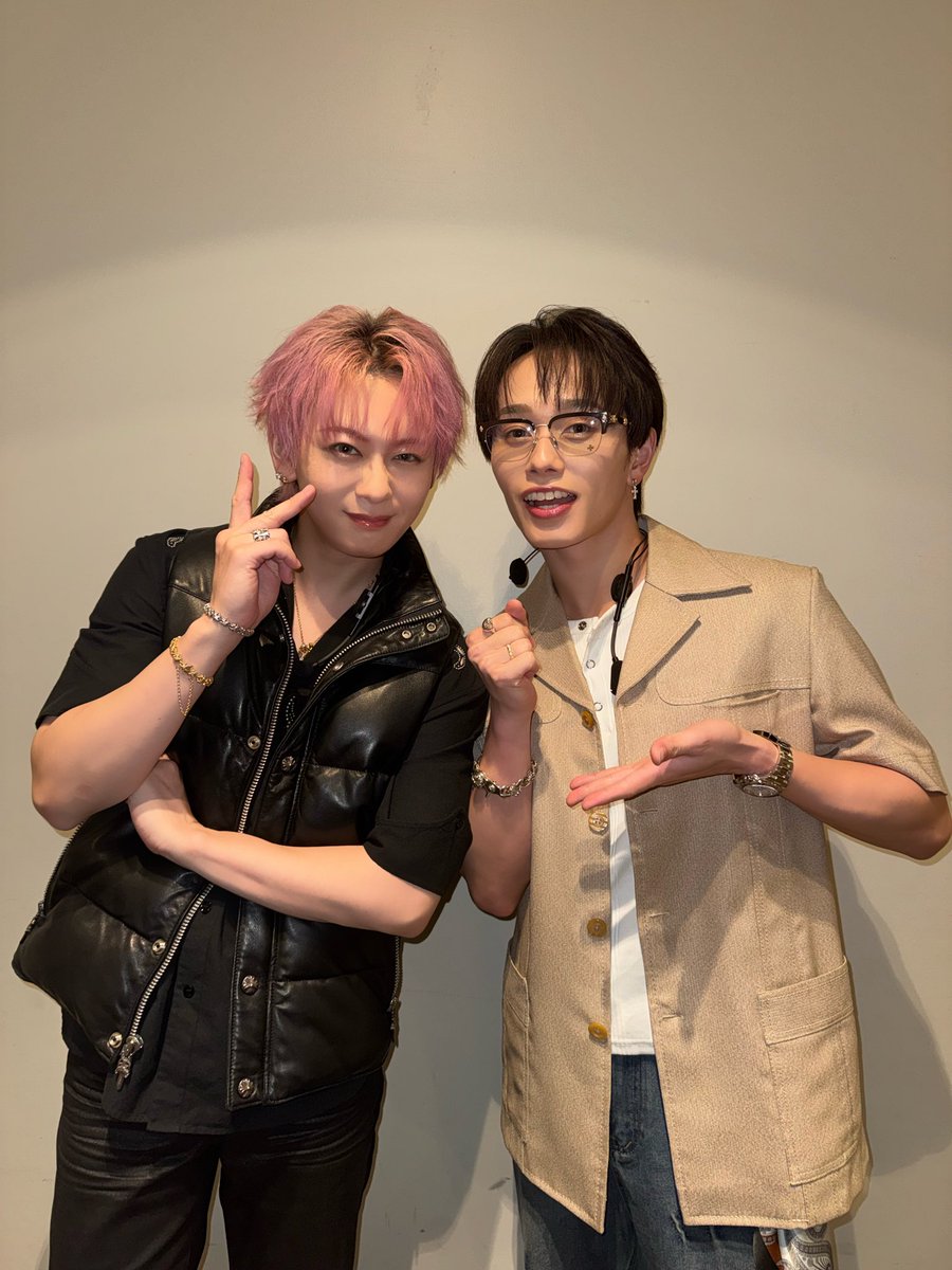 characharagohan's tweet photo. 【10 万人記念】チャーはんがパラパラと達成記念イベントしたら楽しすぎる未来しか見えないww

無事東京・大阪公演終了いたしました！🗼🐙

グッズの制作から始まりあっという間の準備期間、そして今日を迎え、来てくださったパラパラみんなのお顔を見ることができて達成感でいっぱいのチャーはんです✌️🍚
皆さま本当にありがとうございました！

またこうしてみんなで会える機会を楽しみに、チームチャーはんワクワクしながら突き進んでいきましょう🥳

そして東京、大阪とMCを務めてくださった #森本しんたろう さん、本当に本当にありがとうございました！🙇
@MORIMOTOinfo @oishiikabegami 

#超チャーはん #シューヤ #マサヒロ