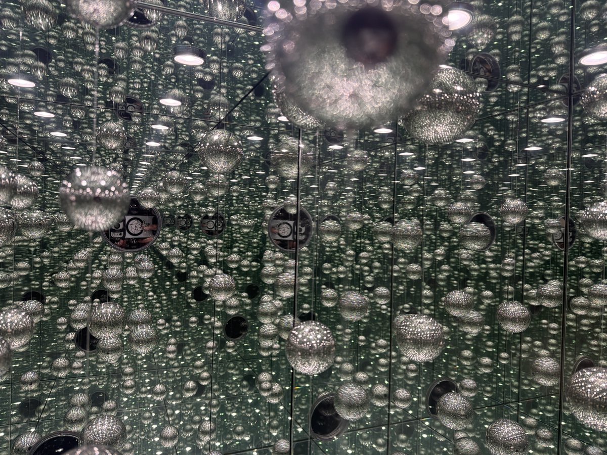 ohgenkyo's tweet photo. 草間彌生さんの作品はいつ見てもとても怖くて苦手だったんですが
この鏡のアートワークはとても良かった
丸い窓を覗き込んだ先に広がる世界
常設展示
#熊本近代美術館 https://t.co/IChdkwuBUN