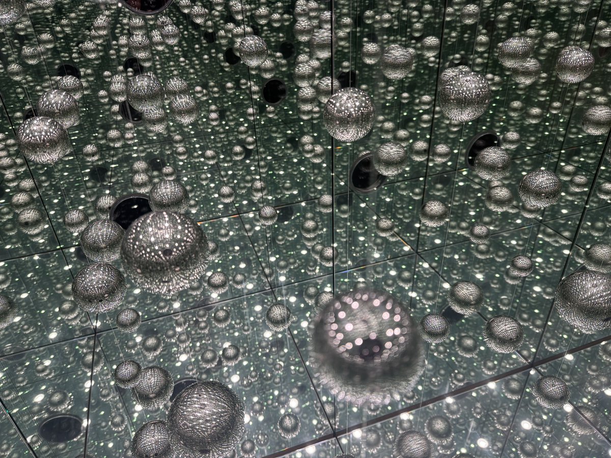 ohgenkyo's tweet photo. 草間彌生さんの作品はいつ見てもとても怖くて苦手だったんですが
この鏡のアートワークはとても良かった
丸い窓を覗き込んだ先に広がる世界
常設展示
#熊本近代美術館 https://t.co/IChdkwuBUN