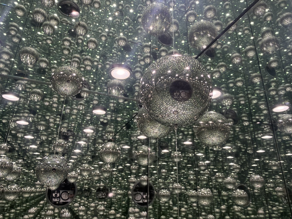 ohgenkyo's tweet photo. 草間彌生さんの作品はいつ見てもとても怖くて苦手だったんですが
この鏡のアートワークはとても良かった
丸い窓を覗き込んだ先に広がる世界
常設展示
#熊本近代美術館 https://t.co/IChdkwuBUN