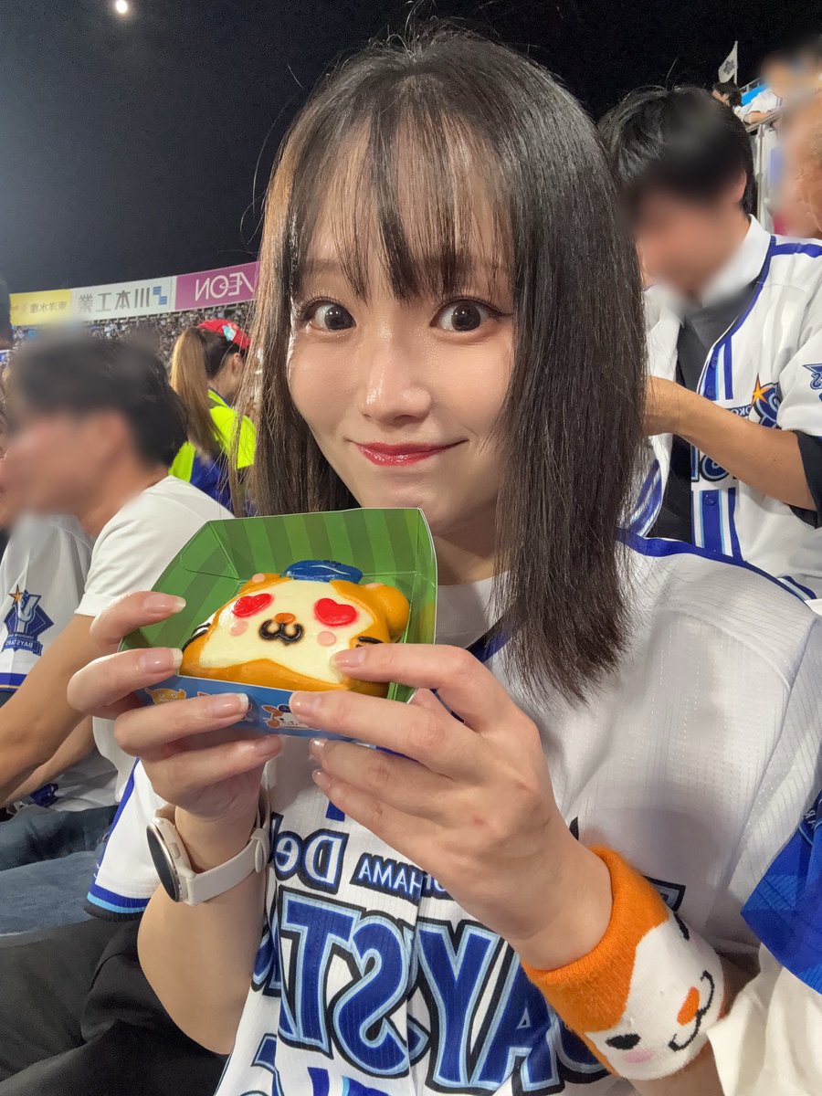 kenmochi_yukie's tweet photo. DeNA対阪神⚾️
横浜スタジアムで生観戦🏟️
負けそう...と思った8回の裏で逆転ー⚾️
盛り上がりすごかったー✨勝てて嬉しいー✨
大好きな球場グルメも今シーズンはこれで食べ納めかなと、たらふく食べてきましたー🍧
#ベイスターズ #プロ野球 https://t.co/K8vuuUNNkv