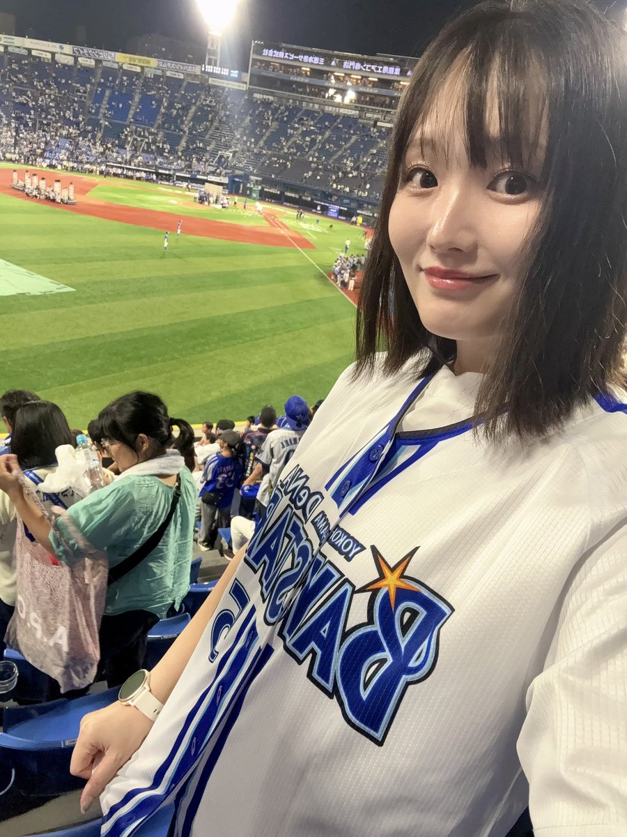 kenmochi_yukie's tweet photo. DeNA対阪神⚾️
横浜スタジアムで生観戦🏟️
負けそう...と思った8回の裏で逆転ー⚾️
盛り上がりすごかったー✨勝てて嬉しいー✨
大好きな球場グルメも今シーズンはこれで食べ納めかなと、たらふく食べてきましたー🍧
#ベイスターズ #プロ野球 https://t.co/K8vuuUNNkv