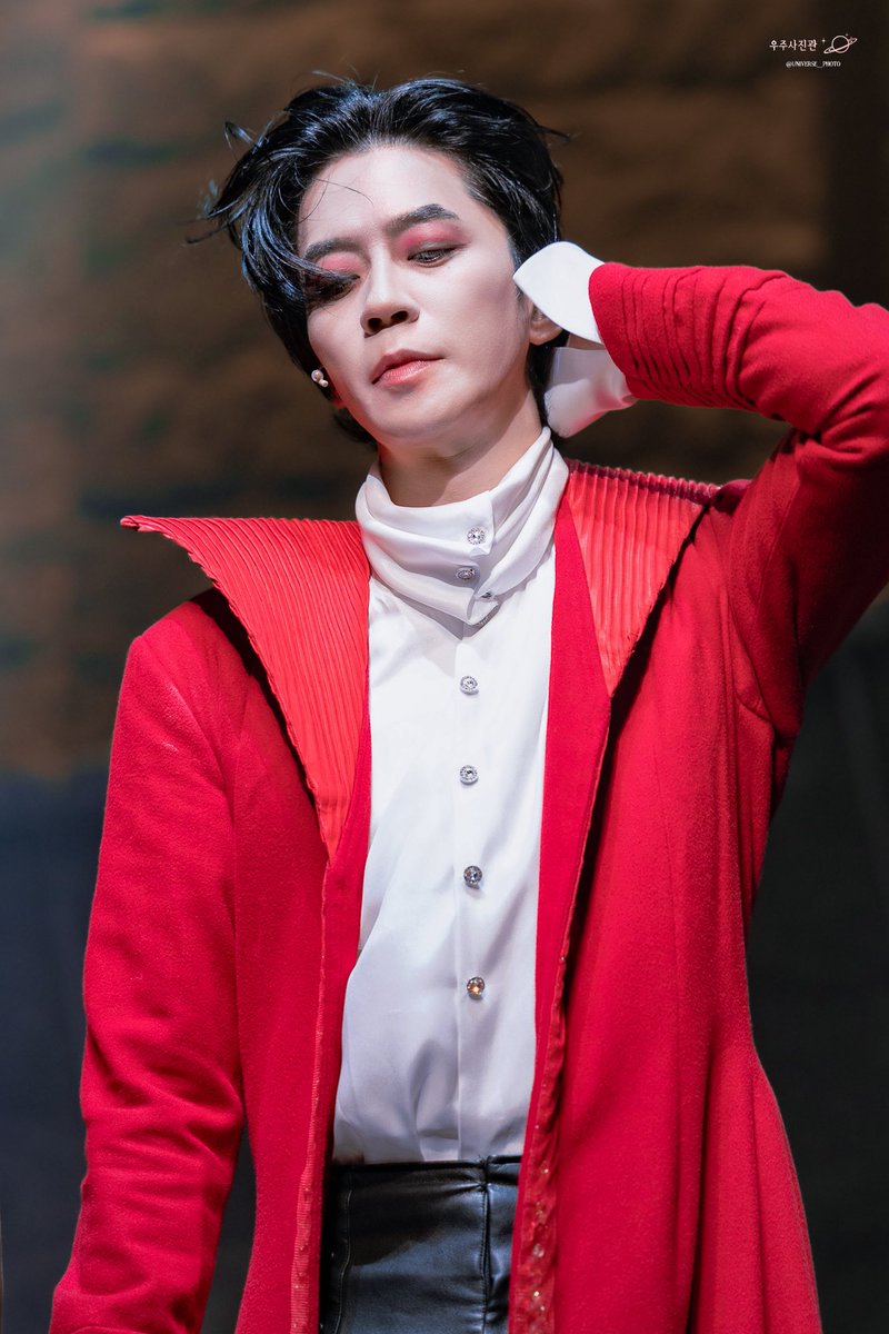 universe__photo's tweet photo. 260925 드라큘라 낮공 커튼콜
드라큘라 ㅣ 신성록 배우

머리 쓸어넘기기...
계속되길...

#드라큘라 #신성록 https://t.co/g32vbeyRaM