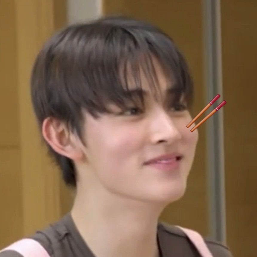 eomshz's tweet photo. NOM NOM NOM >_____< https://t.co/0pPWc5deQ3
