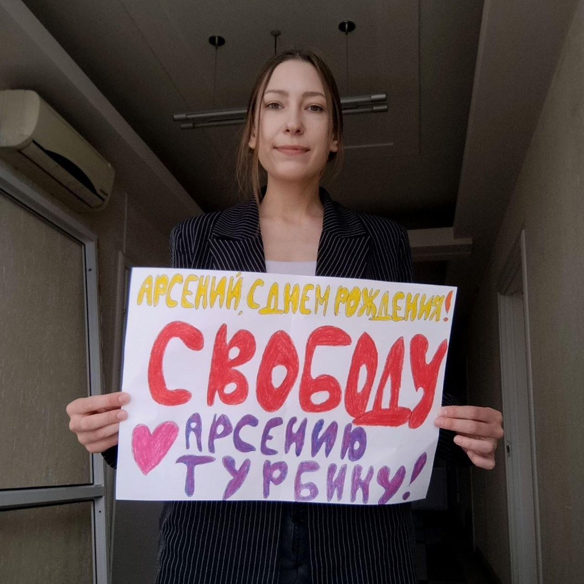 perm36_6's tweet photo. Независимая наблюдательница из Перми умерла после выборов

Активистка «Рассвета» Дарья Дюкова умерла в эту среду. Её знакомые рассказали, что во время выборов она очень сильно переутомилась и у неё было высокое давление. Смерть произошла внезапно.

Дарья была наблюдательницей от КПРФ. В том числе, именно она обнаружила сейф-пакет со 100% бюллетеней за «Единую Россию».

Выражаем соболезнования близким Дарьи!

➡️ Подписаться |