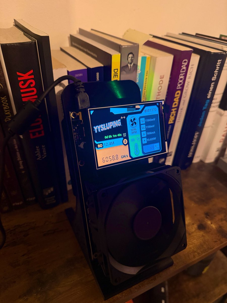 robgarmen's tweet photo. Ein neuer Bitocoin-Miner!

>6 Th/s ⛏️
~90 Watt ⚡️

5x die Leistung von meinem kleinen Miner.

Nach paar Minuten schon 12.45M Diff erreicht. Bin gespannt wo das die nächsten Wochen hinführt.

Ich will einen Bitcoin Block! 🎯 https://t.co/bIiBXACnMk