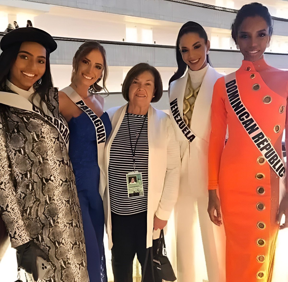 TodoMiss's tweet photo. Vuelven las chaperonas a Miss Universo luego de ausentarse el año pasado.

Casi 50 puertorriqueñas controlarían la disciplina tras el caos de la edición anterior, donde varias organizaciones nacionales fueron amonestadas porque sus delegadas metían estilistas a sus habitaciones. https://t.co/NNy3L34Qg6