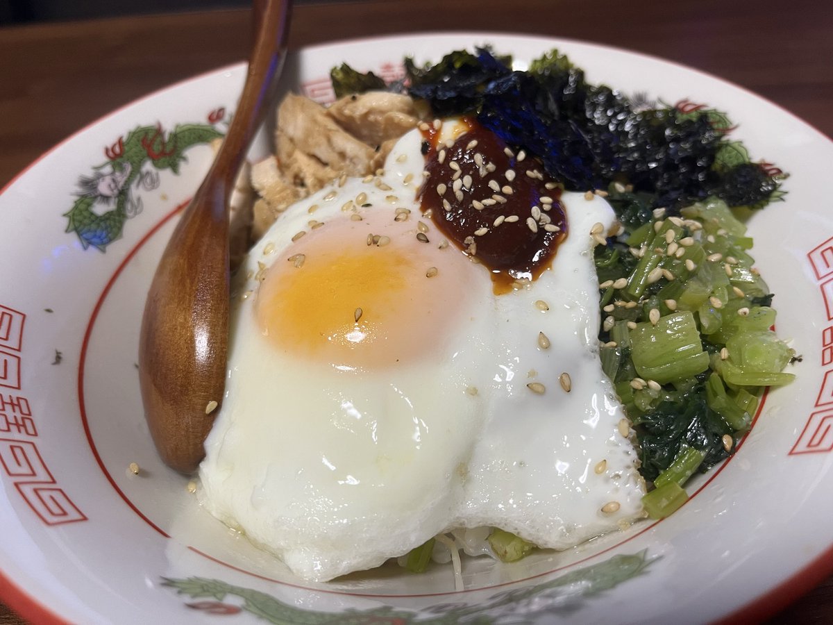 tuginalu's tweet photo. #はらぺこみじゅグルメ
#晩めし
#飯テロ

お品書き

鶏のビビンバ
茄子の焼き肉煮浸し

今日の晩ごはんは鶏の胸肉が余ってたから
料理酒とお酢で炒めたふんわりビビンバ

もやしと小松菜のナムル作ってる間に作った茄子の焼き肉のタレ煮浸し
コレが癖になるんすわー

秋ナスって風情な感じかするね。 https://t.co/1K4wha45RT