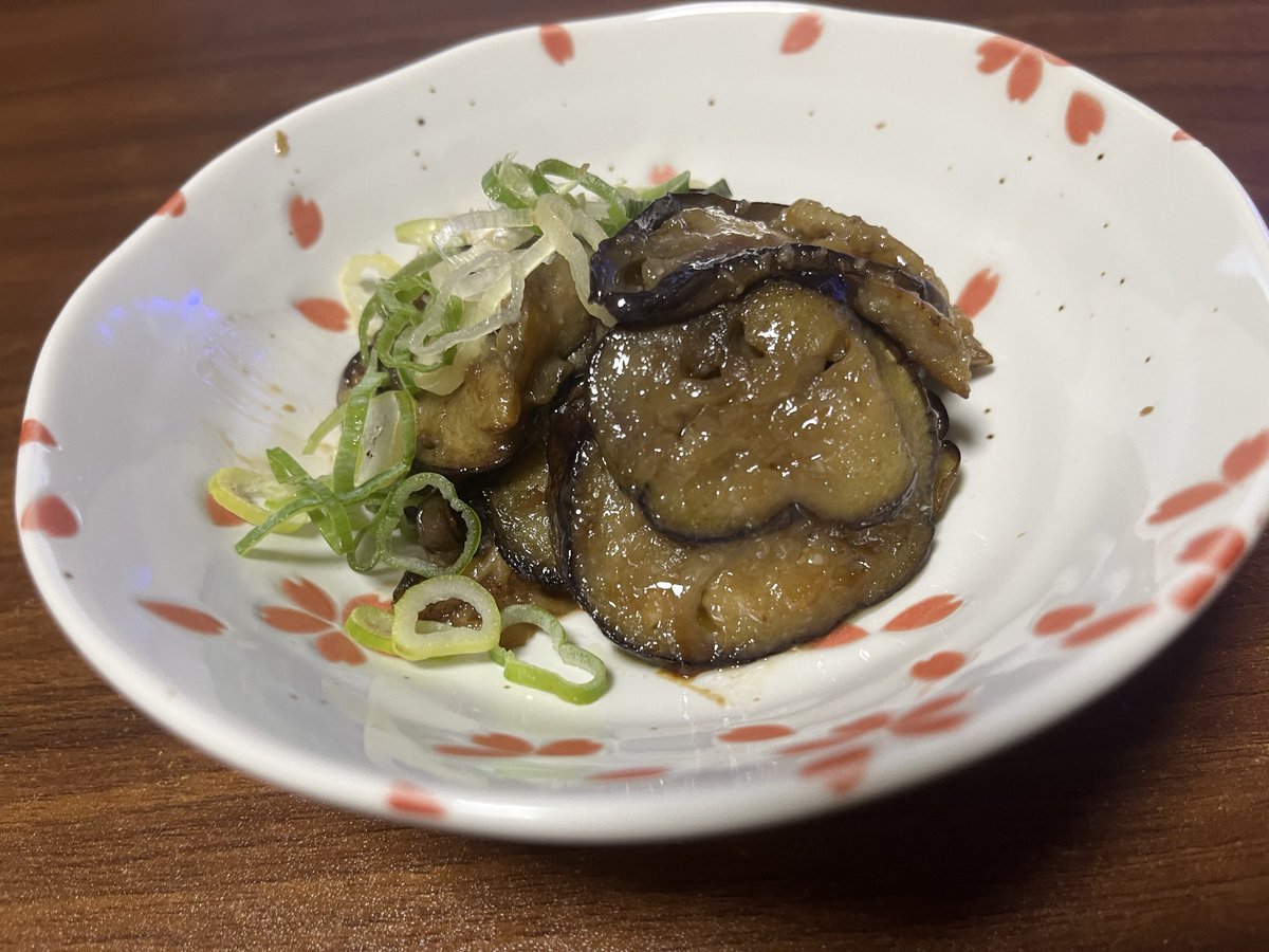 tuginalu's tweet photo. #はらぺこみじゅグルメ
#晩めし
#飯テロ

お品書き

鶏のビビンバ
茄子の焼き肉煮浸し

今日の晩ごはんは鶏の胸肉が余ってたから
料理酒とお酢で炒めたふんわりビビンバ

もやしと小松菜のナムル作ってる間に作った茄子の焼き肉のタレ煮浸し
コレが癖になるんすわー

秋ナスって風情な感じかするね。 https://t.co/1K4wha45RT