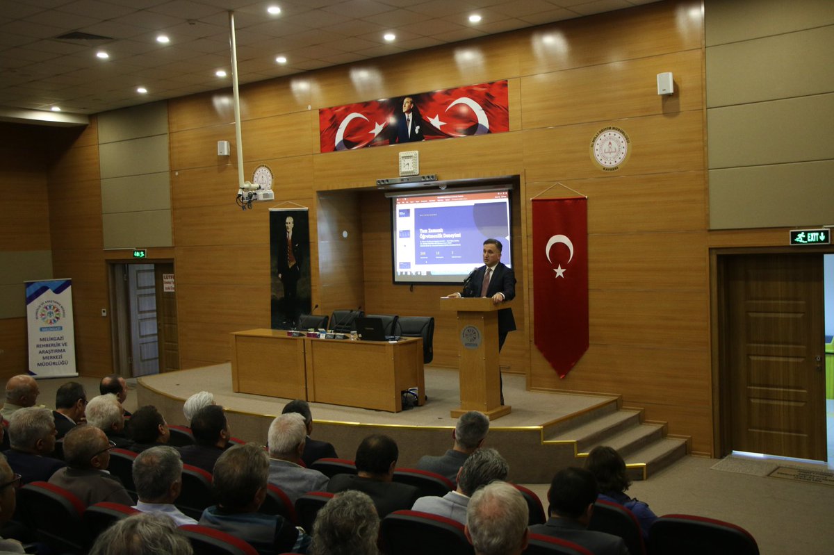 kayserimem's tweet photo. Öğretmen Akademisi Uygulama Süreci Değerlendirildi

İl Millî Eğitim Müdürümüz Coşkun Esen, Öğretmen Akademisi’nde eğitim gören öğretmen adaylarına uygulama eğitimi veren okul müdürleriyle Melikgazi Rehberlik ve Araştırma Merkezi Konferans Salonu’nda bir araya geldi.

Gerçekleştirilen toplantıda, öğretmen adaylarının uygulama süreçleri değerlendirilerek sahadaki çalışmalar hakkında okul müdürlerinden bilgi alındı. Eğitim sürecinin daha verimli yürütülmesine yönelik görüş ve öneriler ele alındı.

İl Millî Eğitim Müdürümüz Coşkun Esen, öğretmen adaylarının mesleki gelişimlerine katkı sağlayacak uygulama sürecinin önemine değinerek, eğitim sürecine katkı sunacak okul müdürleri ve öğretmenlere teşekkür etti.

@tcmeb @Yusuf__Tekin @kayserivaliligi @gokmen_cicek_ @CoskunESEN57