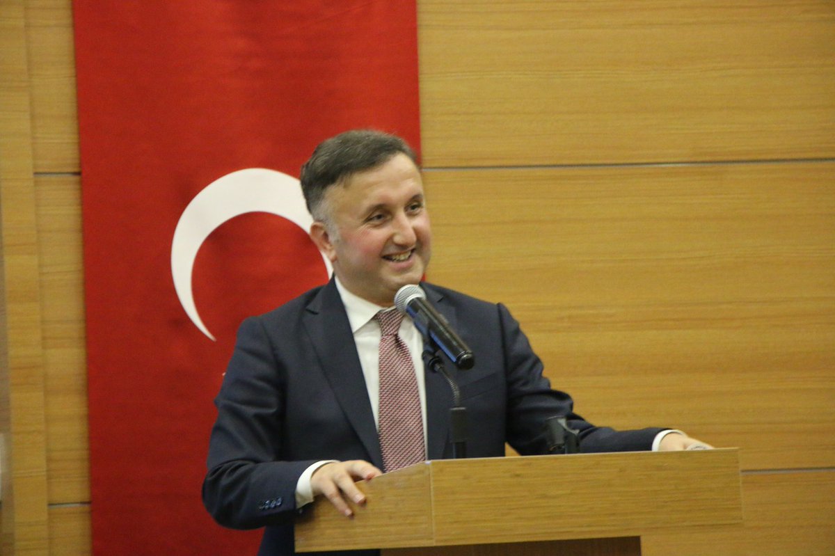 kayserimem's tweet photo. Öğretmen Akademisi Uygulama Süreci Değerlendirildi

İl Millî Eğitim Müdürümüz Coşkun Esen, Öğretmen Akademisi’nde eğitim gören öğretmen adaylarına uygulama eğitimi veren okul müdürleriyle Melikgazi Rehberlik ve Araştırma Merkezi Konferans Salonu’nda bir araya geldi.

Gerçekleştirilen toplantıda, öğretmen adaylarının uygulama süreçleri değerlendirilerek sahadaki çalışmalar hakkında okul müdürlerinden bilgi alındı. Eğitim sürecinin daha verimli yürütülmesine yönelik görüş ve öneriler ele alındı.

İl Millî Eğitim Müdürümüz Coşkun Esen, öğretmen adaylarının mesleki gelişimlerine katkı sağlayacak uygulama sürecinin önemine değinerek, eğitim sürecine katkı sunacak okul müdürleri ve öğretmenlere teşekkür etti.

@tcmeb @Yusuf__Tekin @kayserivaliligi @gokmen_cicek_ @CoskunESEN57