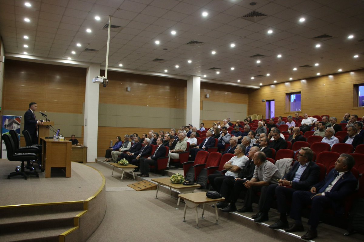 kayserimem's tweet photo. Öğretmen Akademisi Uygulama Süreci Değerlendirildi

İl Millî Eğitim Müdürümüz Coşkun Esen, Öğretmen Akademisi’nde eğitim gören öğretmen adaylarına uygulama eğitimi veren okul müdürleriyle Melikgazi Rehberlik ve Araştırma Merkezi Konferans Salonu’nda bir araya geldi.

Gerçekleştirilen toplantıda, öğretmen adaylarının uygulama süreçleri değerlendirilerek sahadaki çalışmalar hakkında okul müdürlerinden bilgi alındı. Eğitim sürecinin daha verimli yürütülmesine yönelik görüş ve öneriler ele alındı.

İl Millî Eğitim Müdürümüz Coşkun Esen, öğretmen adaylarının mesleki gelişimlerine katkı sağlayacak uygulama sürecinin önemine değinerek, eğitim sürecine katkı sunacak okul müdürleri ve öğretmenlere teşekkür etti.

@tcmeb @Yusuf__Tekin @kayserivaliligi @gokmen_cicek_ @CoskunESEN57