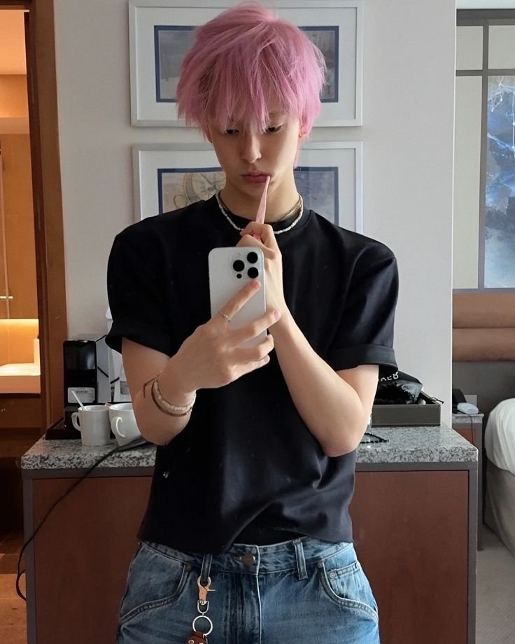 unsaid_page's tweet photo. kalian tim hyunjun pink atau blonde?? https://t.co/Rxpi5jqYkm