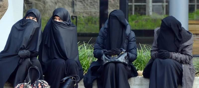 isaacrrr7's tweet photo. 🚨🇮🇹 ÚLTIMA HORA: El gobierno de Giorgia Meloni PROHÍBE el burka y el niqab en todas las escuelas de Italia y anuncia multas de hasta 1.000 euros.

¿Apoyas esta medida? https://t.co/BQZTQMBH19