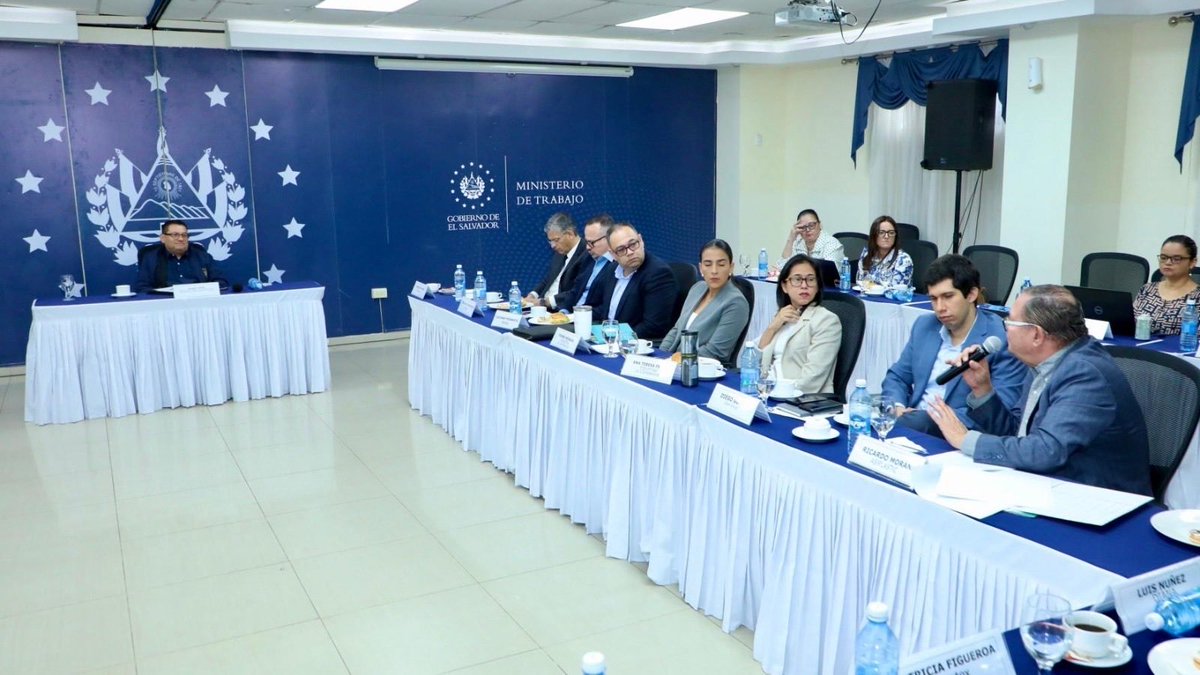 UGTElSalvador's tweet photo. TODOS LOS SECTORES APORTAN A LA PROPUESTA SOBRE EL TIEMPO DE TRABAJO

La Comisión Técnica del CST continúa avanzando en el análisis de la Modernización del Tiempo de Trabajo con la participación de diferentes sectores.

El Ministro de Trabajo @RolandoCastroSv informó que ayer se recibió a representantes de empresas con un alto número de trabajadores, quienes expusieron sus puntos de vista y realizaron aportes al proceso.

“Será la gran reforma de país consensuada con toda la sociedad salvadoreña e instituciones internacionales”, expresó el Ministro de Trabajo @RolandoCastroSv.
