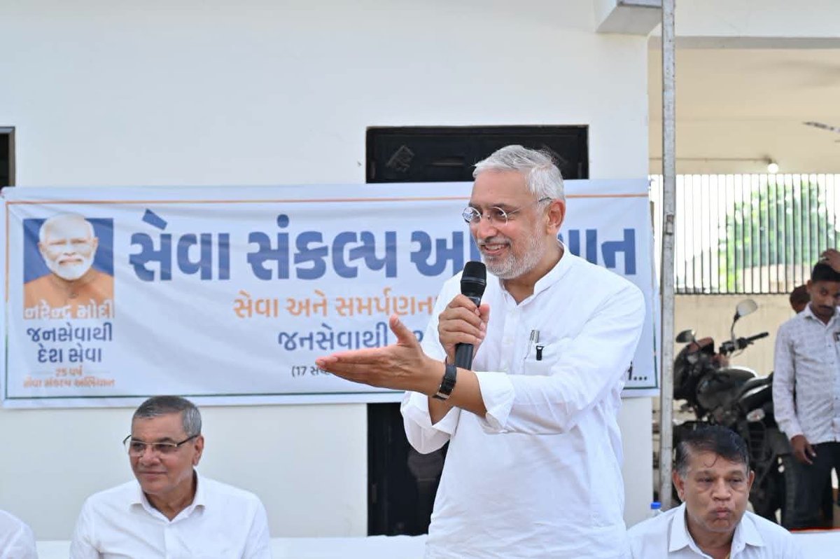 BalrajsinhMla's tweet photo. સેવા, સંવેદના અને સંકલ્પ સાથે...જનસેવાનો અવિરત પ્રયાસ!

પ્રદેશ અધ્યક્ષ શ્રી Jagdish Panchal એ સેવા સંકલ્પ અભિયાન અંતર્ગત દહેગામના કડાદરા ગામે માતા-બહેનોને વિવિધ રાહત-સહાય કીટનું વિતરણ કરી તેમની સાથે સંવાદ કર્યો.

#SevaSankalpAbhiyan https://t.co/uKAjvzj2ok