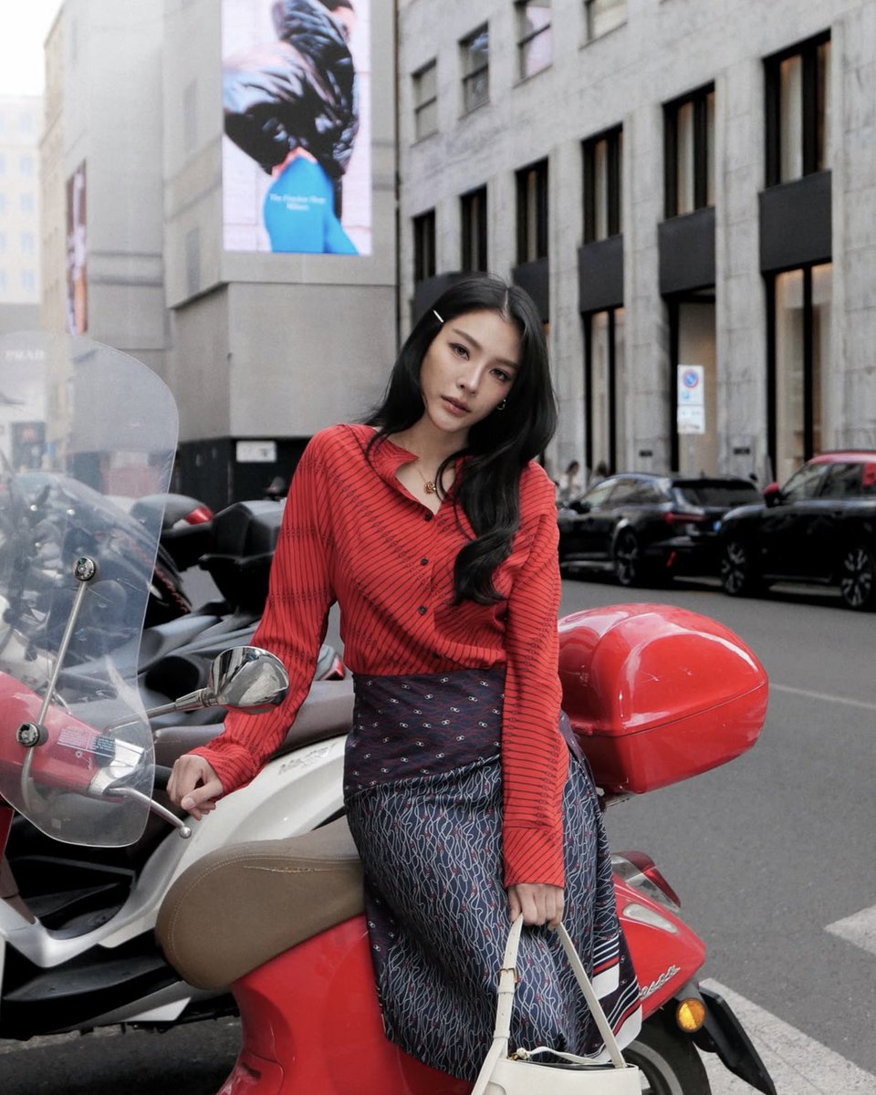 daradaily's tweet photo. กรี๊ดดดดด ไอเลิฟสีแดงงงง ♥️😍 
“พี่ฝ้าย” in มิลานลุคนี้ คือดีต่อใจมากกกก สวยละมุนทำหัวใจว้าวุ่นเลยค่าาา ✨💃🏻🫠🫶🏻

📸 : Faye

#FerragamoXFaye #FayePeraya #ฝ้ายพีรญา #daradaily #ดาราเดลี่ #ข่าวบันเทิง https://t.co/foi3iK97Hn