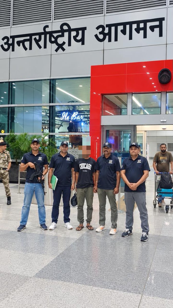 police_haryana's tweet photo. 🚨 हरियाणा STF की बड़ी कार्रवाई

मलेशिया से वांछित गैंग सदस्य का सफल डिपोर्टेशन, 2026 में 15वां सफल डिपोर्टेशन।

STF हरियाणा ने अंतरराष्ट्रीय एजेंसियों के समन्वय से वांछित आरोपी को 24 सितंबर 2026 को मलेशिया से भारत वापस लाया। आरोपी के खिलाफ हरियाणा व राजस्थान में फिरौती/रंगदारी, संगठित अपराध और आर्म्स एक्ट से जुड़े मामले दर्ज हैं।

आरोपी के खिलाफ LOC एवं Red Corner Notice जारी था तथा उसका पासपोर्ट 16 मई 2026 को निरस्त किया गया था।

STF हरियाणा तकनीकी निगरानी, इंटेलिजेंस इनपुट और इंटरपोल सहित संबंधित एजेंसियों के समन्वय से विदेशों में छिपे वांछित अपराधियों के खिलाफ लगातार कार्रवाई कर रही है।

#HaryanaPolice #STF #Deportation #OrganisedCrime

@cmohry @NayabSainiBJP @csharyana @DGPHaryana