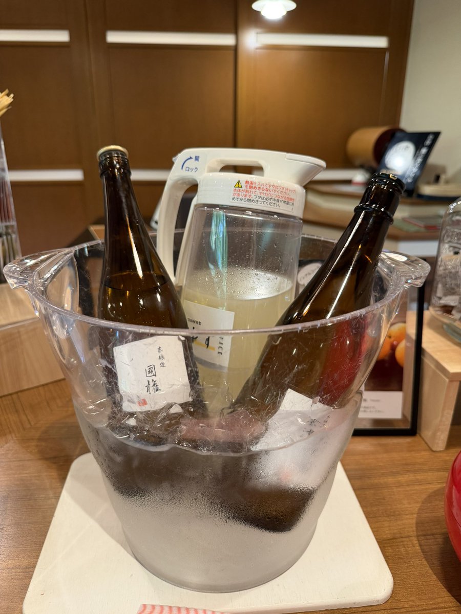 onsen_mami's tweet photo. さらに、3つの貸切風呂は空いてればいつでも無料で入れて、カフェラウンジのお酒、お茶、コーヒー、おつまみも無料。夕朝食は個室で食べれて、だらだら過ごすのに最高すぎる温泉宿でした🤤 https://t.co/KnAiOilL0F