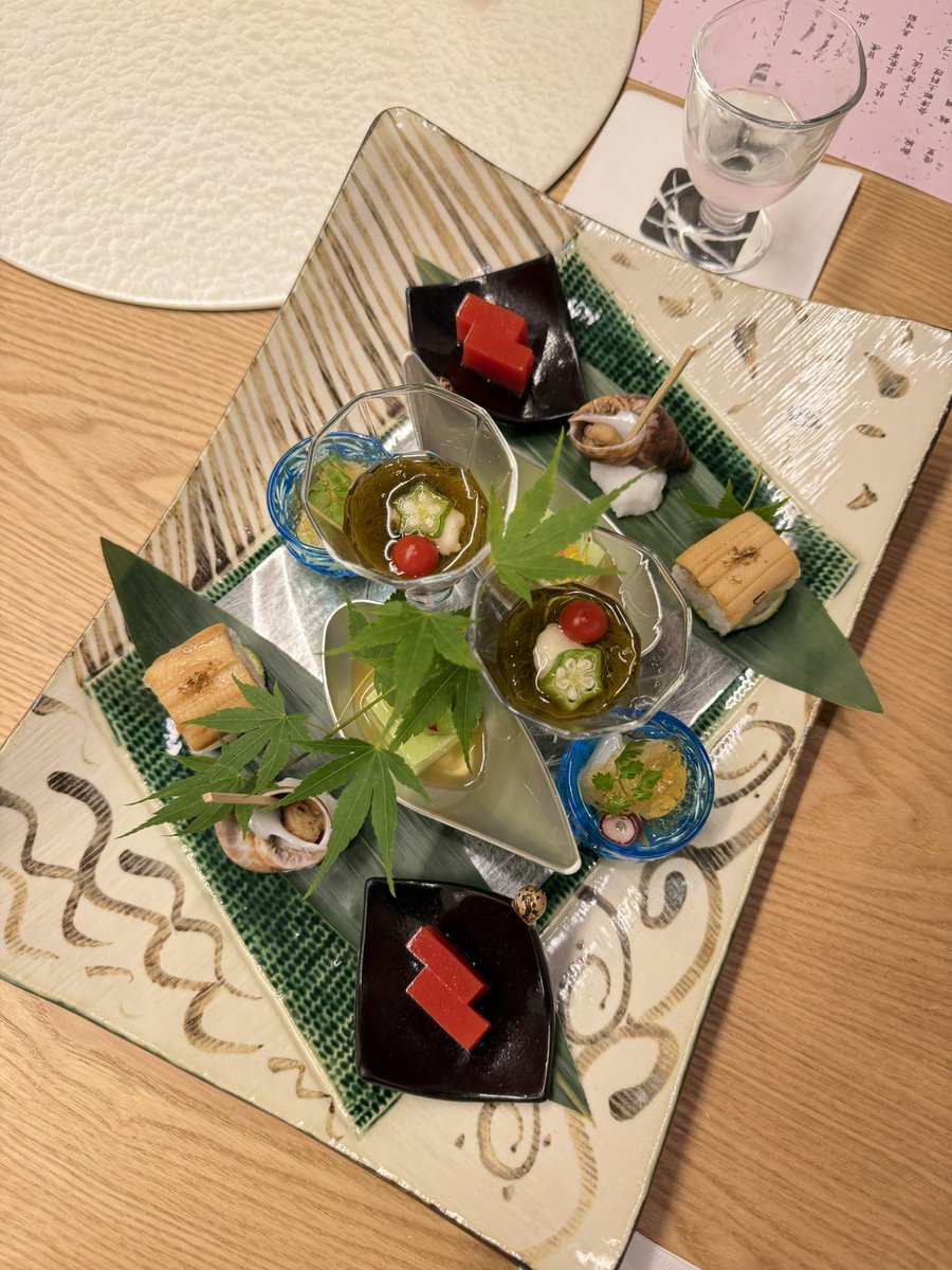 onsen_mami's tweet photo. さらに、3つの貸切風呂は空いてればいつでも無料で入れて、カフェラウンジのお酒、お茶、コーヒー、おつまみも無料。夕朝食は個室で食べれて、だらだら過ごすのに最高すぎる温泉宿でした🤤 https://t.co/KnAiOilL0F