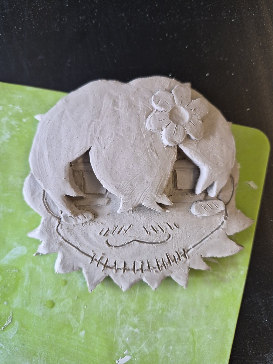 ZekeluvsAiku's tweet photo. I made aiku for my ceramics class https://t.co/wSOwVS003e