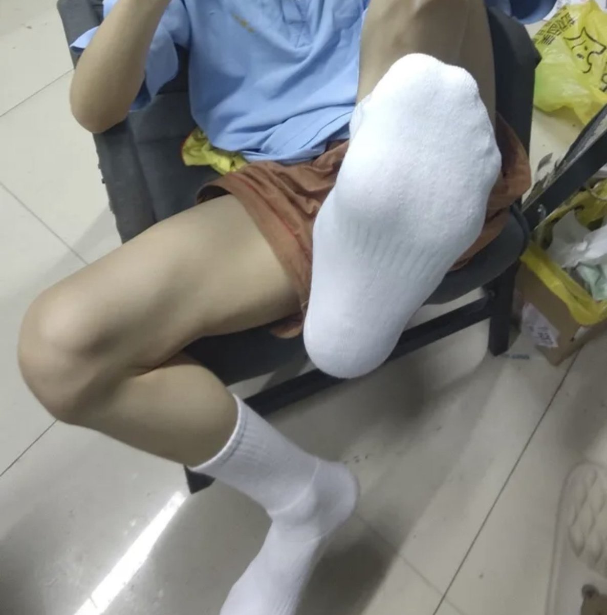 szgjdi's tweet photo. 很多贱狗要袜子，但你爹我他妈真的好难把袜子穿脏穿臭🤦‍♂️，有什么好的办法可以分享一下？ https://t.co/pVYXdT1Btv