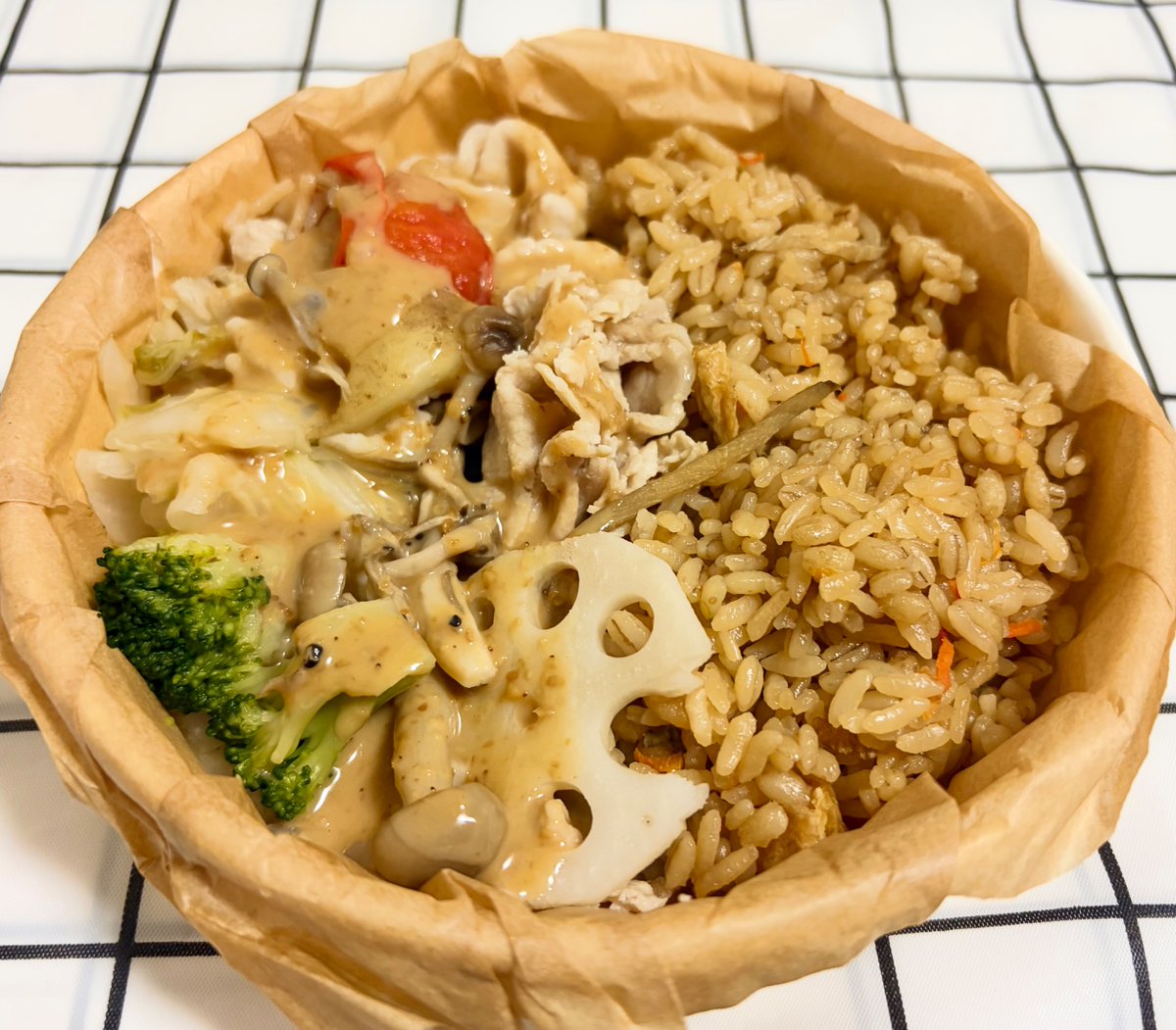 katataka777's tweet photo. おはようございます🤗🍀

【新発売】セブンイレブン
蒸し野菜と豚しゃぶのサラダごはん
今週の新作で気になった商品ゲット‼️👍販売地域は東北と関東みたい☝️6種の蒸し野菜、もち麦入りの炊き込みごはん、豚しゃぶにごまダレをかける新作‼️濃厚なゴマだれと共に様々な味わいが楽しめる🤗正解でしたね✨ https://t.co/d1PapfuqyT