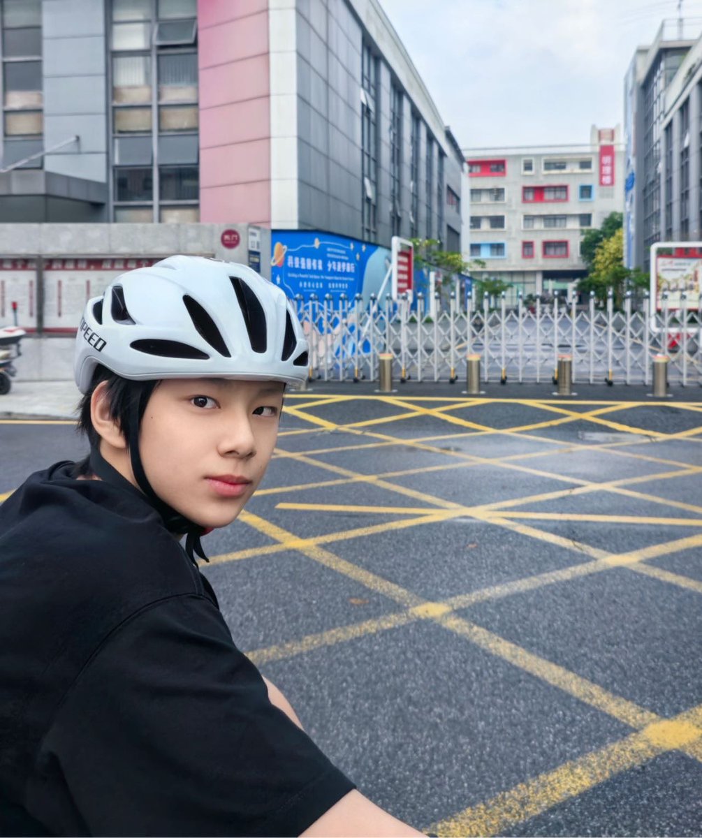 1000SH_'s tweet photo. 260925 천쓰한 고회

从白天骑到黑夜 (骗你的🐶) 其实是晚上又出来看月亮了嘿嘿祝大家中秋快乐啦! 对了记得吃🥮!

#천쓰한 #陈思罕 #ChenSihan #TF家族 https://t.co/uQK9kO0J8O