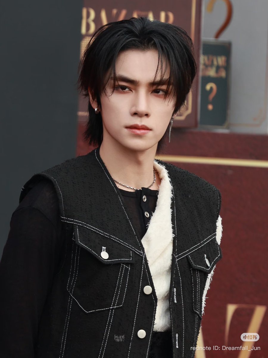 xiaojunhoney's tweet photo. LOOK AT THAT THICCCCC EYEBROWS https://t.co/lByZv9WuAE