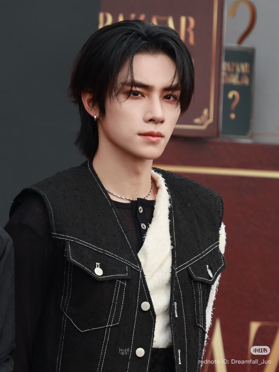 xiaojunhoney's tweet photo. LOOK AT THAT THICCCCC EYEBROWS https://t.co/lByZv9WuAE