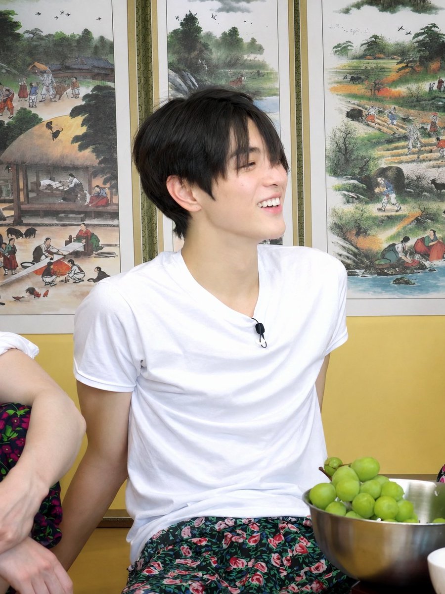isawkono's tweet photo. keonho, hukum ganteng dalam keadaan celana bunga bunga? https://t.co/Di914RZ3m5
