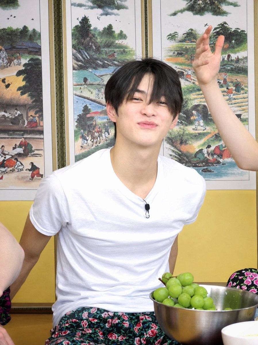 isawkono's tweet photo. keonho, hukum ganteng dalam keadaan celana bunga bunga? https://t.co/Di914RZ3m5