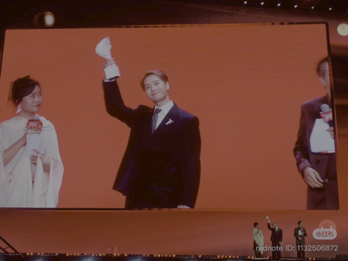 OT7Ahga's tweet photo. Jackson Wang has won the “MVP of the Year (年度MVP)” award at the 2026 BAZAAR Gala! 🏆❤️‍🔥

One more trophy for Jackson’s collection this month 🎉 Congratulations love @JacksonWang852 we’re always so proud and happy for you 🥹🫂

#JacksonWang #잭슨 #王嘉尔 @teamwangofcl 🍓 https://t.co/a3fMBMSR5b