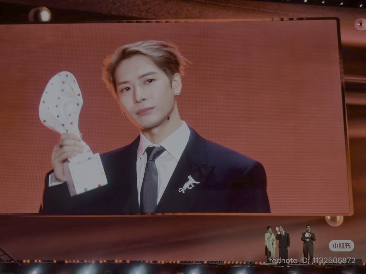 OT7Ahga's tweet photo. Jackson Wang has won the “MVP of the Year (年度MVP)” award at the 2026 BAZAAR Gala! 🏆❤️‍🔥

One more trophy for Jackson’s collection this month 🎉 Congratulations love @JacksonWang852 we’re always so proud and happy for you 🥹🫂

#JacksonWang #잭슨 #王嘉尔 @teamwangofcl 🍓 https://t.co/a3fMBMSR5b
