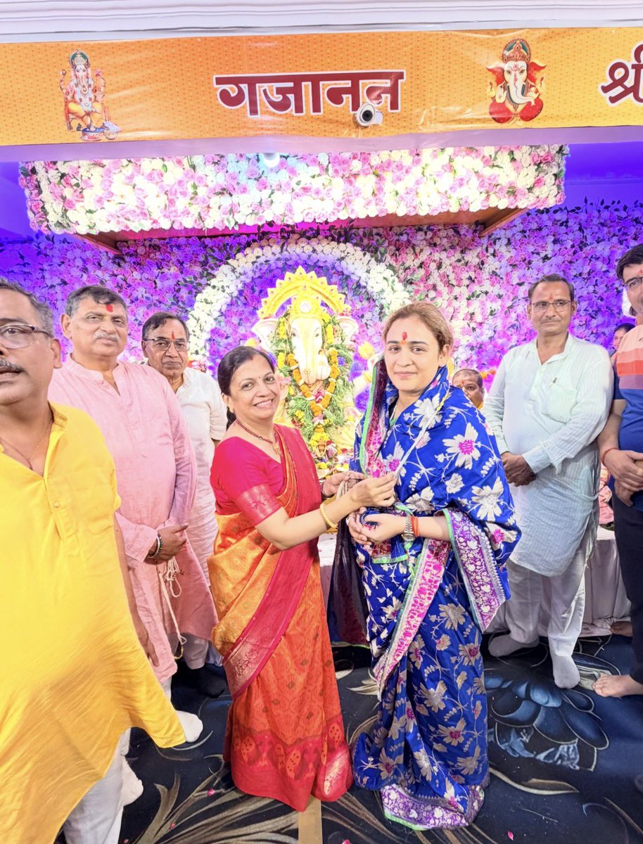 imaparnayadav's tweet photo. गणेश उत्सव के शुभ अवसर पर अलीगंज के गणपति पंडाल में उपस्थित होकर श्री गणेश जी की विधि-विधान से पूजा-अर्चना कर इस अवसर पर उपस्थित क्षेत्रवासियों से आत्मीय भेंट एवं संवाद हुआ।
गणपति बप्पा मोरया! 🚩
@bjp4up @bjp4india @abvpvoice @digitalvhp @friendsofrss https://t.co/DNn8nEc6Ws