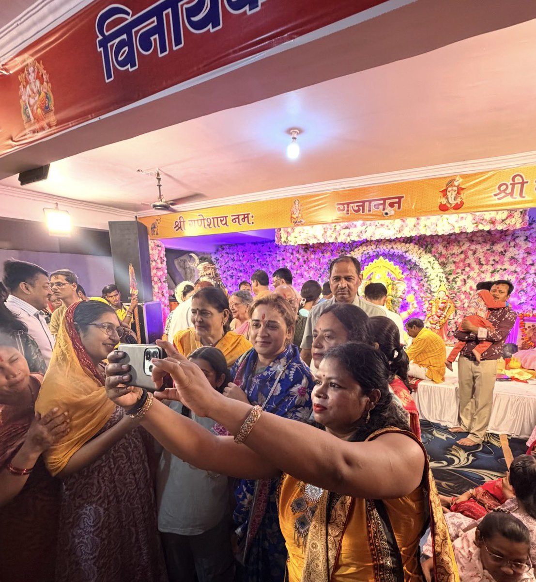 imaparnayadav's tweet photo. गणेश उत्सव के शुभ अवसर पर अलीगंज के गणपति पंडाल में उपस्थित होकर श्री गणेश जी की विधि-विधान से पूजा-अर्चना कर इस अवसर पर उपस्थित क्षेत्रवासियों से आत्मीय भेंट एवं संवाद हुआ।
गणपति बप्पा मोरया! 🚩
@bjp4up @bjp4india @abvpvoice @digitalvhp @friendsofrss https://t.co/DNn8nEc6Ws