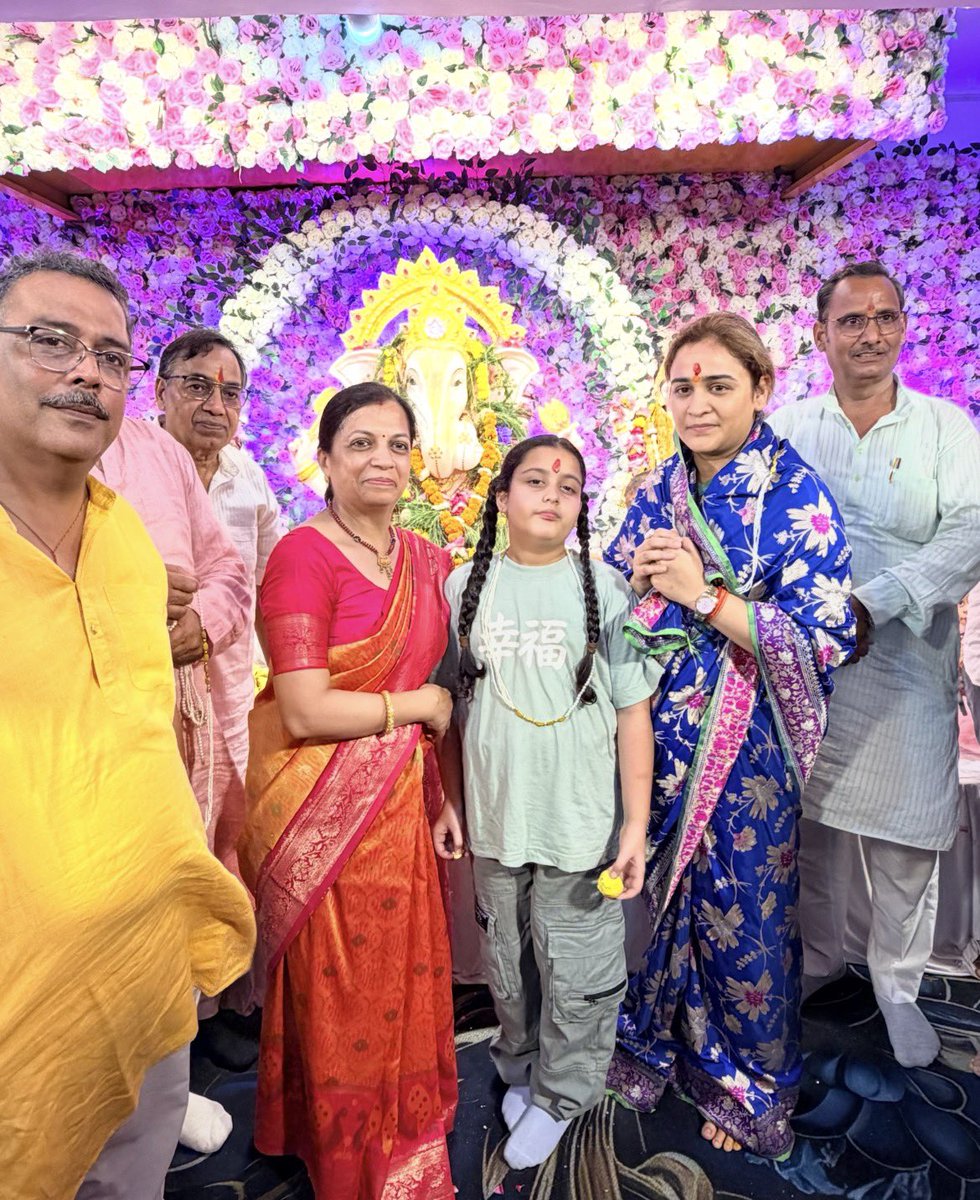 imaparnayadav's tweet photo. गणेश उत्सव के शुभ अवसर पर अलीगंज के गणपति पंडाल में उपस्थित होकर श्री गणेश जी की विधि-विधान से पूजा-अर्चना कर इस अवसर पर उपस्थित क्षेत्रवासियों से आत्मीय भेंट एवं संवाद हुआ।
गणपति बप्पा मोरया! 🚩
@bjp4up @bjp4india @abvpvoice @digitalvhp @friendsofrss https://t.co/DNn8nEc6Ws