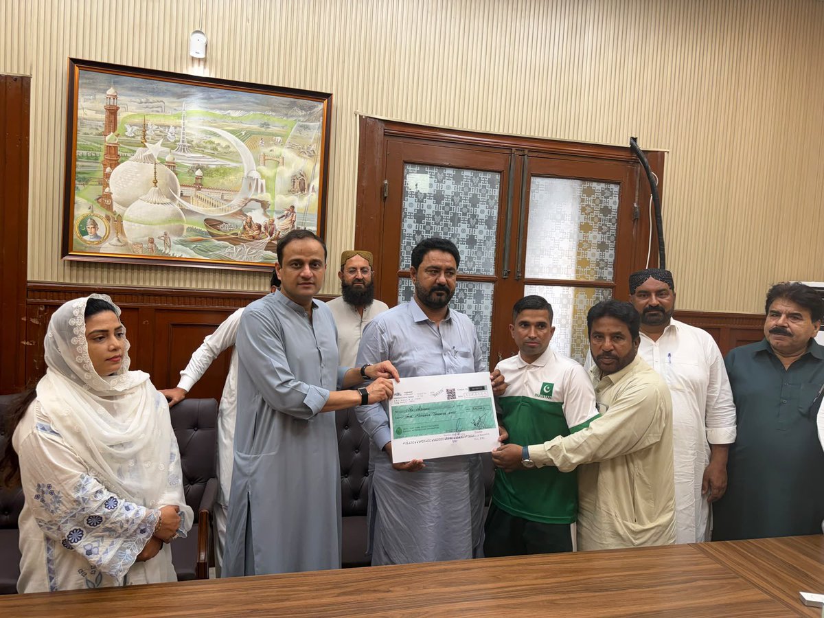 KmcPakistan's tweet photo. Backing Karachi’s young sporting talent! 

Mayor @murtazawahab1 extends full support to two Karachi athletes competing at the WBC Muay Thai Amateur Championship in Sri Lanka, with their support cheques handed over at KMC Head Office.

More support for Karachi’s youth, more opportunities to shine.